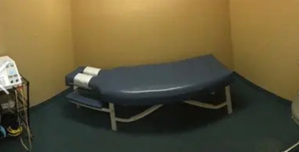 Dr. David Waring, DC performing a hands-on chiropractic adjustment on an athletic patient at Health Link Chiropractic Clinic