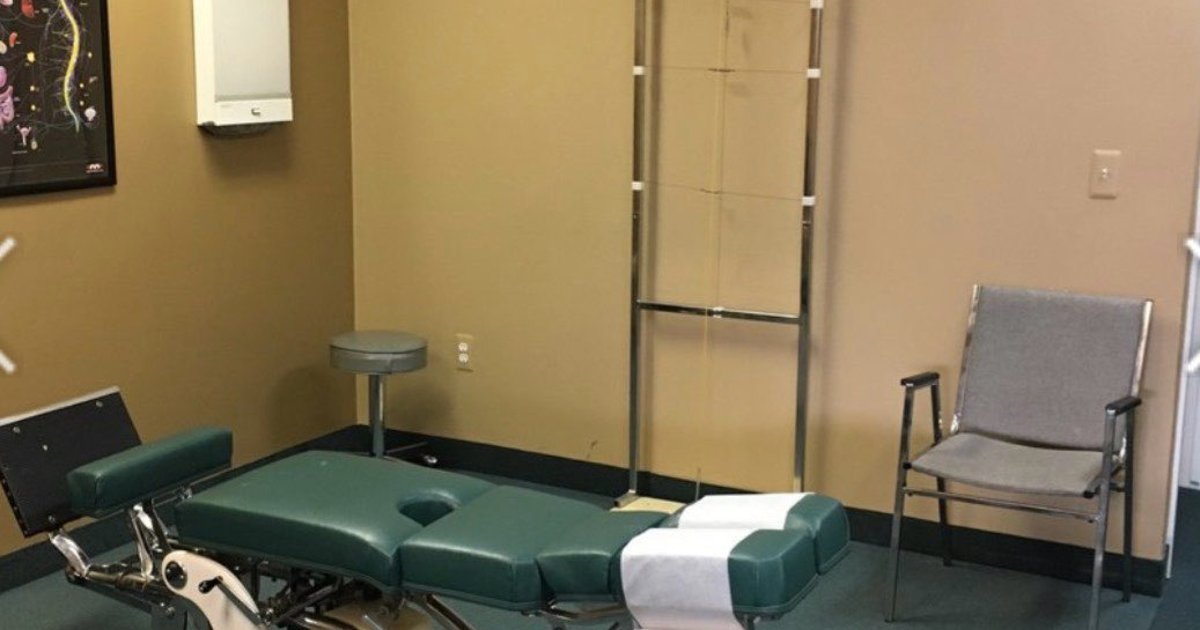 Dr. David Waring, DC providing hands-on chiropractic care at Health Link Chiropractic Clinic in Sterling Heights, Michigan